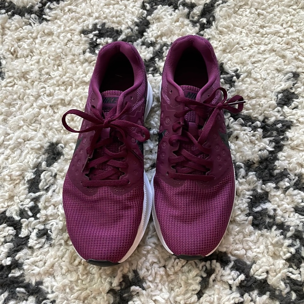 Like New NIKE running sneakers - Women’s Size 8
